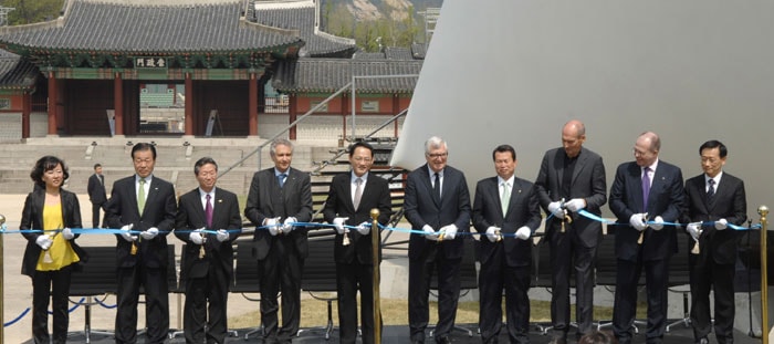 Inaugurato ieri a Seul il Prada transformer Inaugurato ieri a Seul il Prada transformer